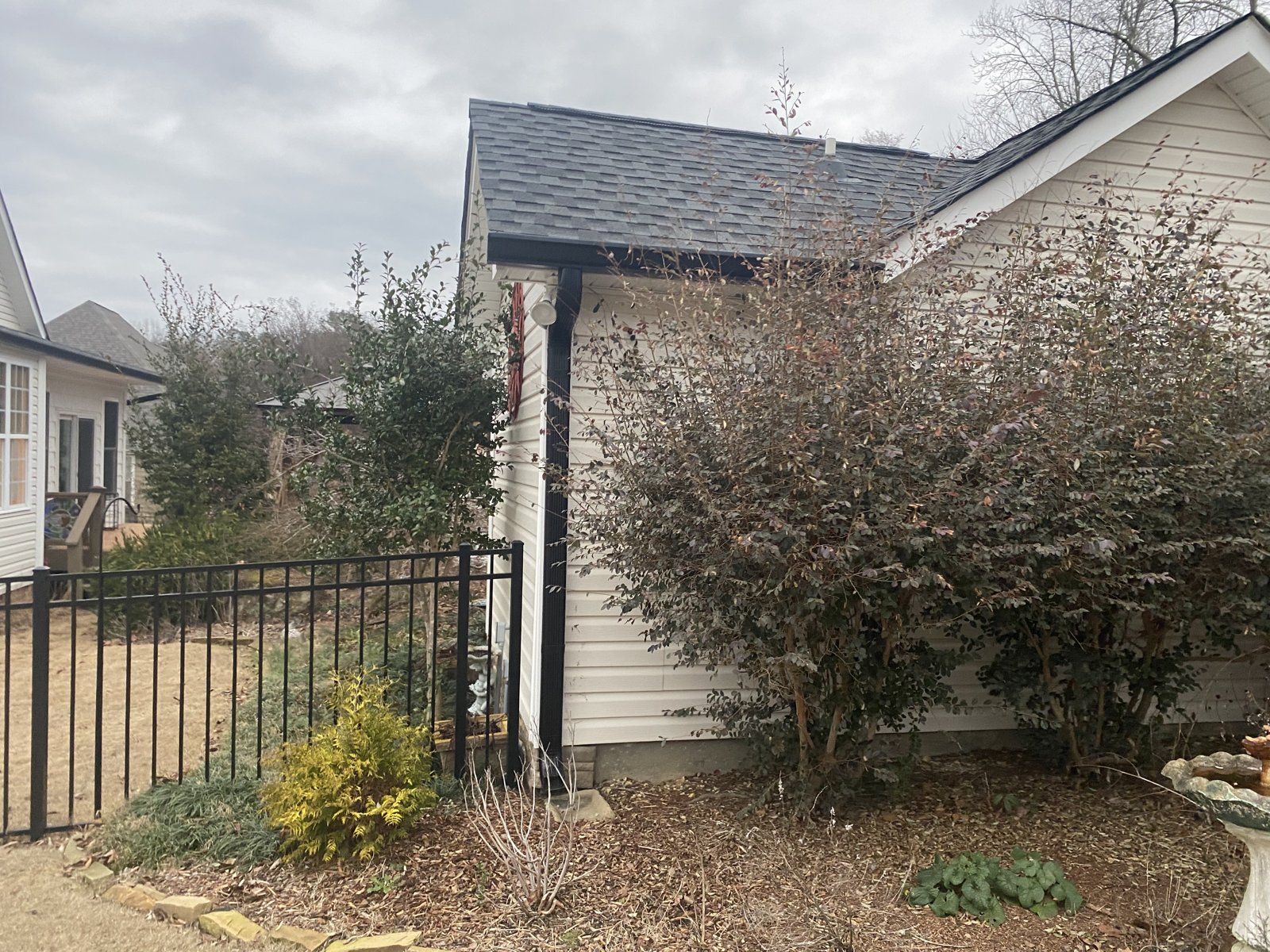 Brick ranch home with seamless gutter installation in Hixson, TN