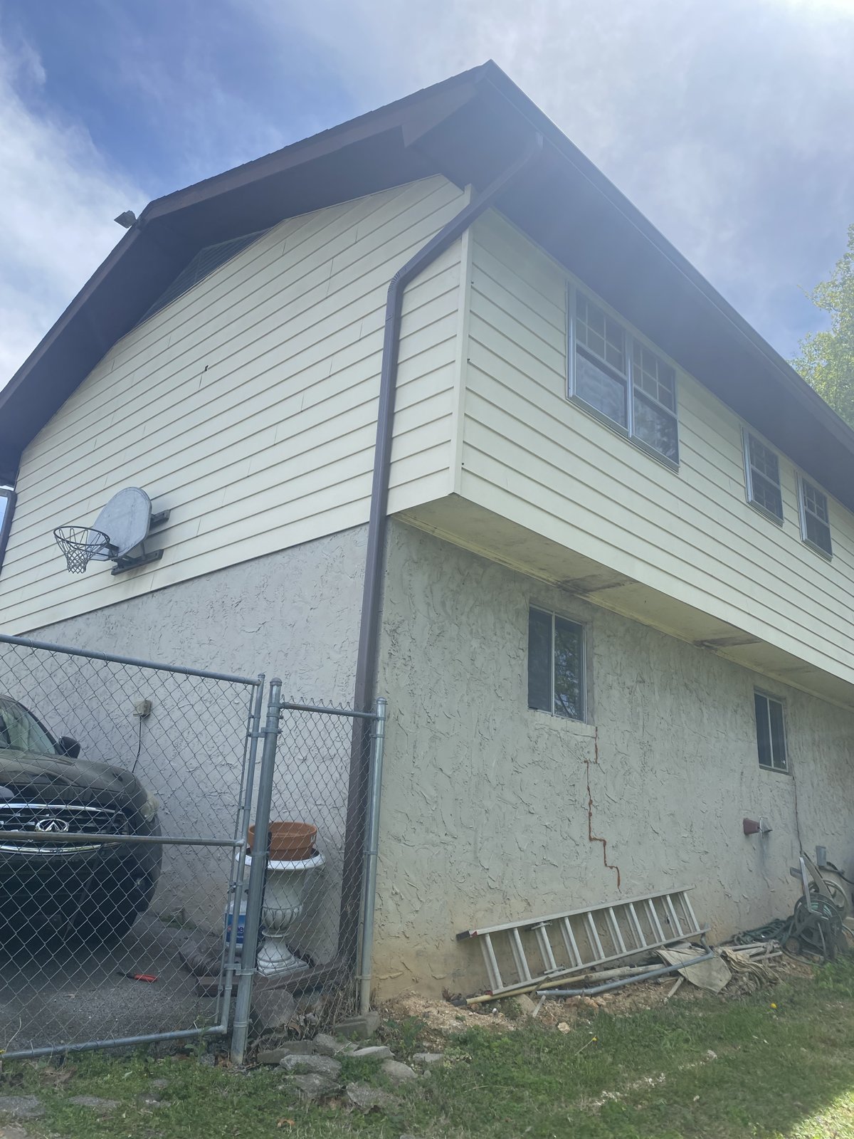 White ranch home with new seamless gutters in Ooltewah, TN