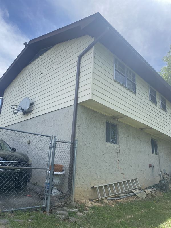 Contemporary home seamless gutter project
